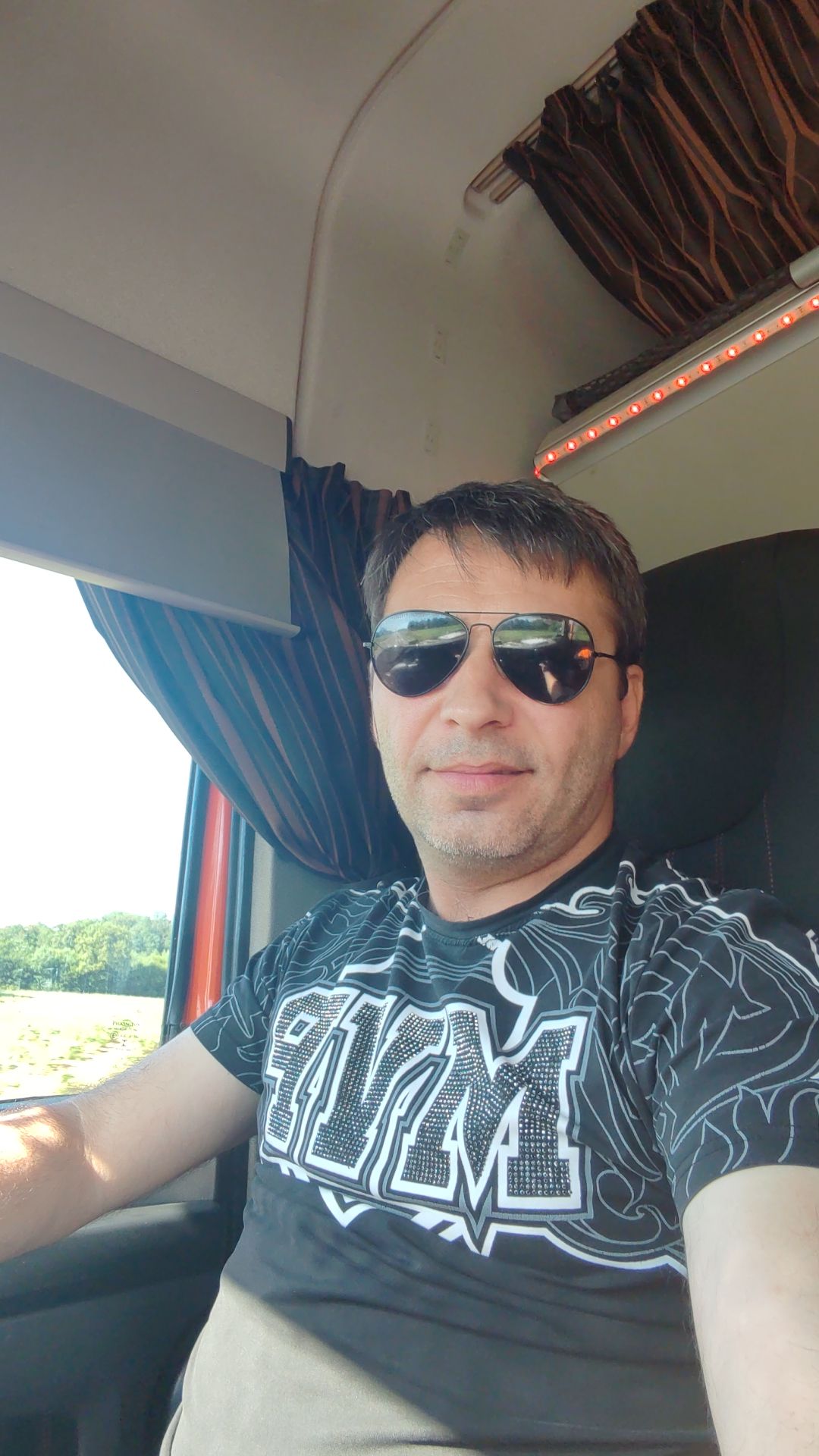 Profilo di Valon, 48 anni, Scopamicizi a Belmonte Castello